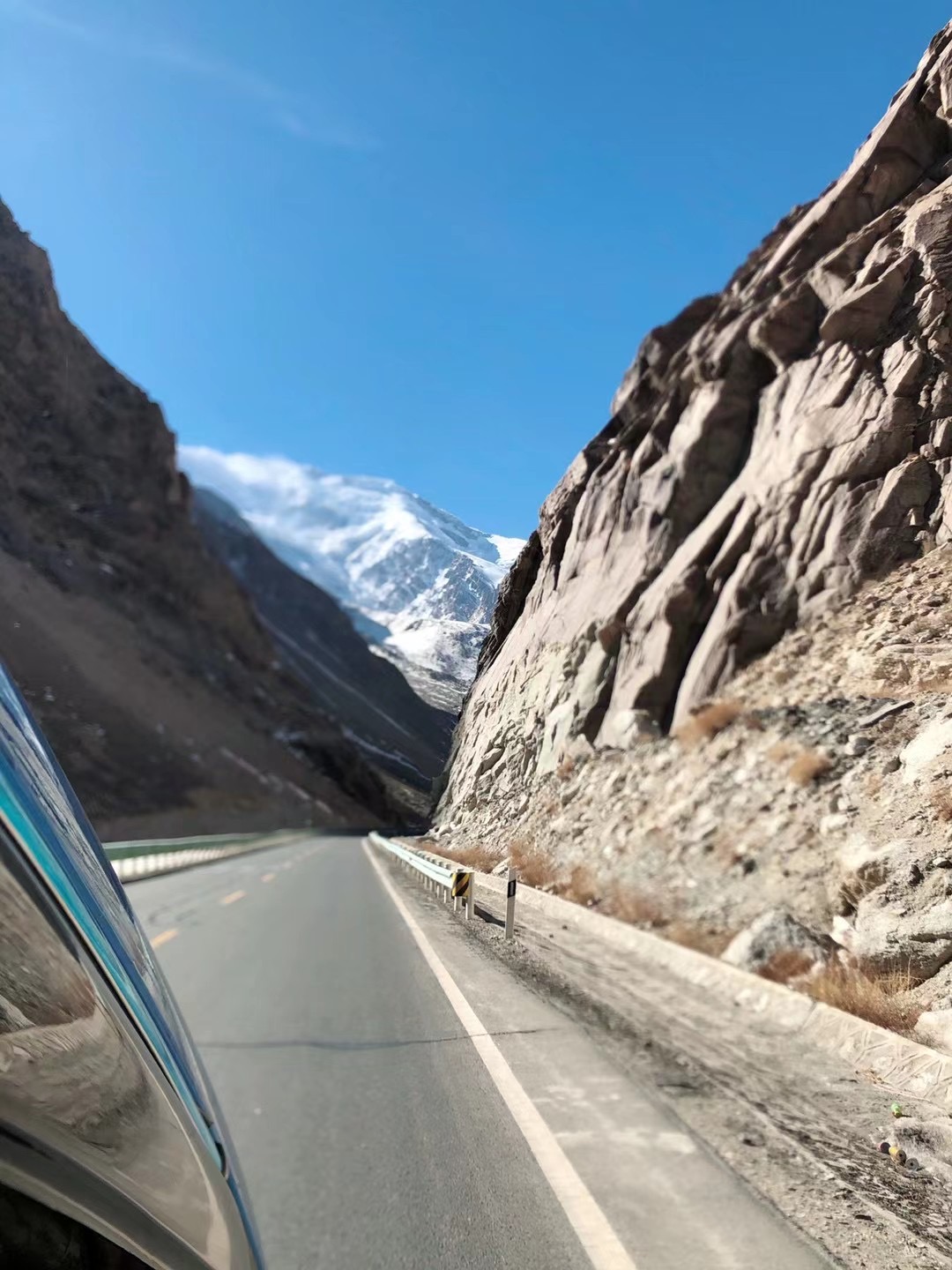 Karakoram-highway-1.jpg Karakoram-highway-1.jpg